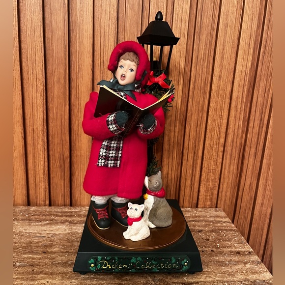 Vintage Dickens’ Collection  Smiles IND Girl Caroler GUC. Lights Up And Plays - Picture 1 of 11
